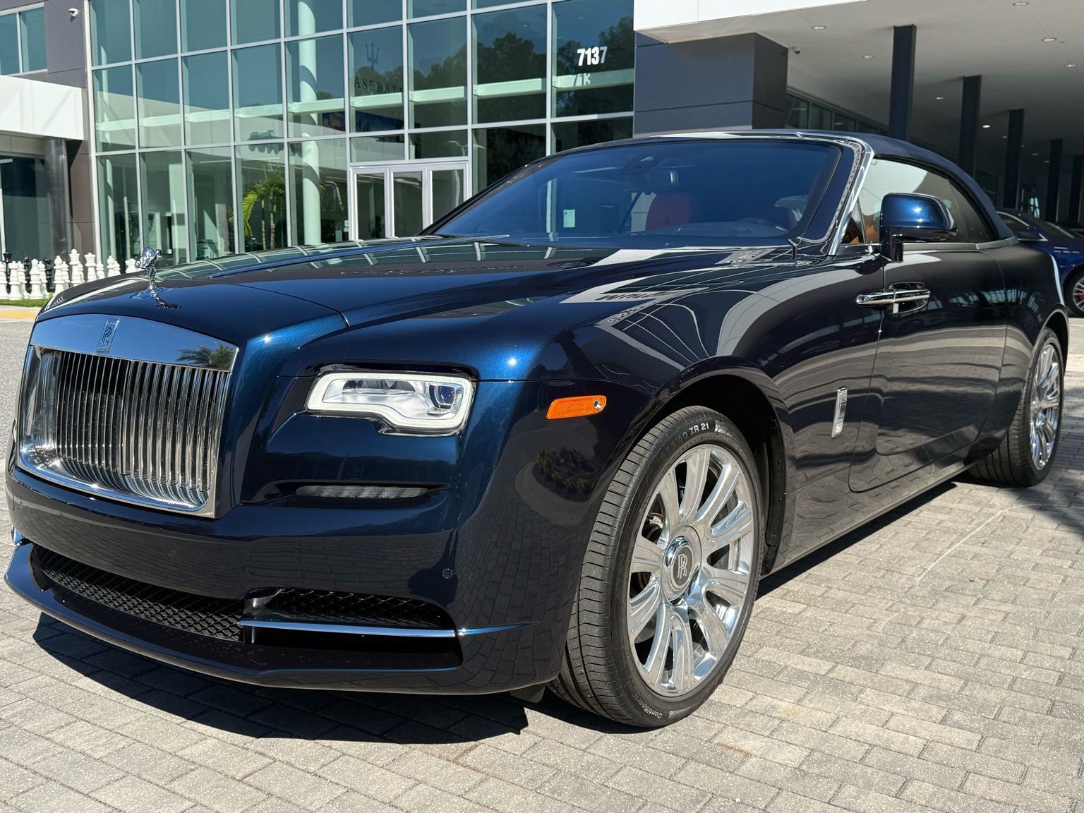 Used 2018 Rolls-Royce Dawn image 9