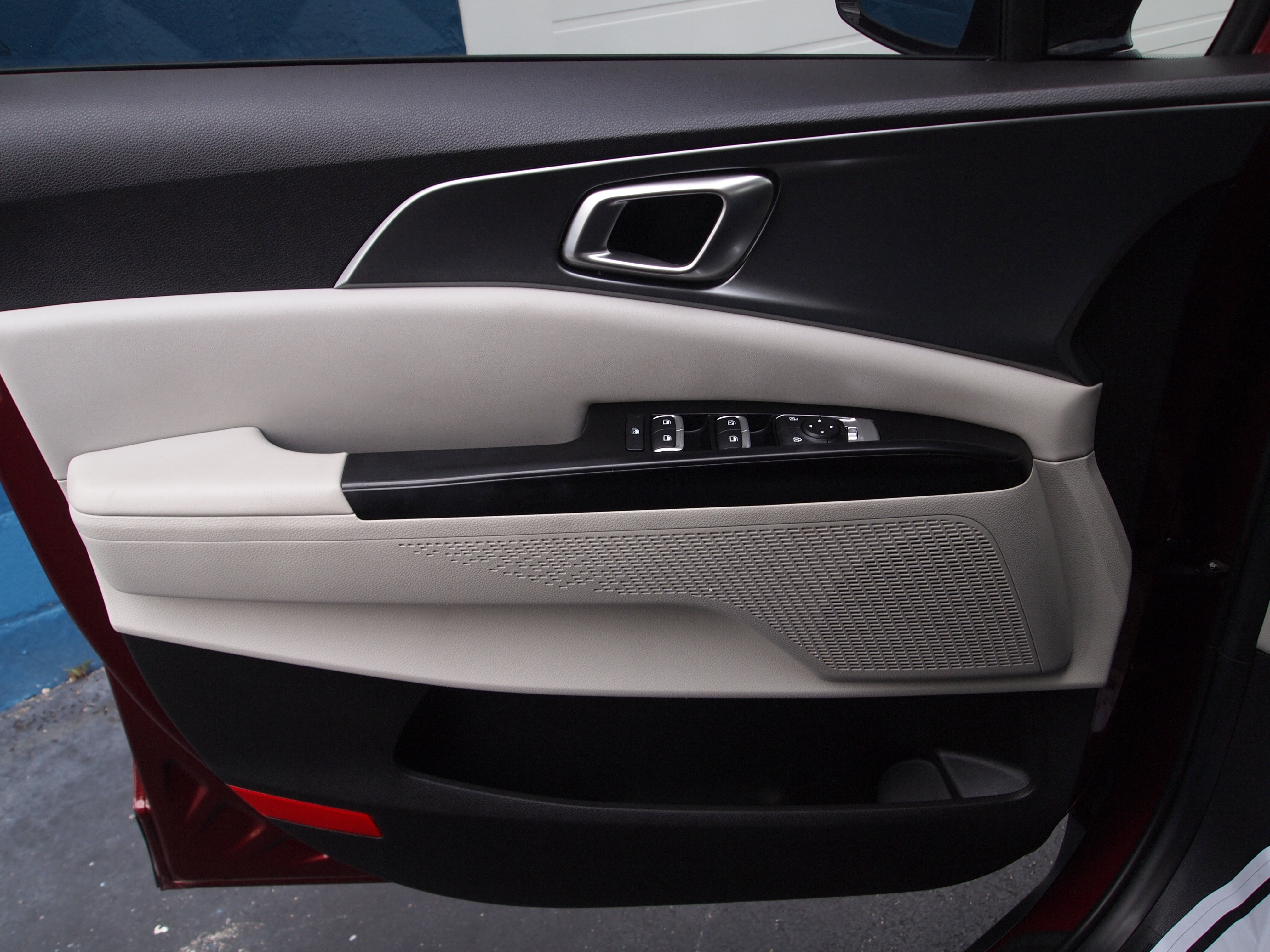Used 2023 Kia Carnival LX FWD image 13