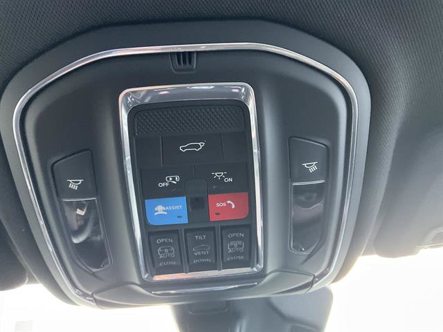 Used 2025 Jeep Grand Cherokee Summit w/ Obsidian Package image 17