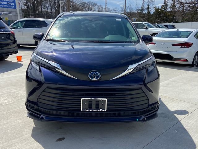 Used 2024 Toyota Sienna LE image 2