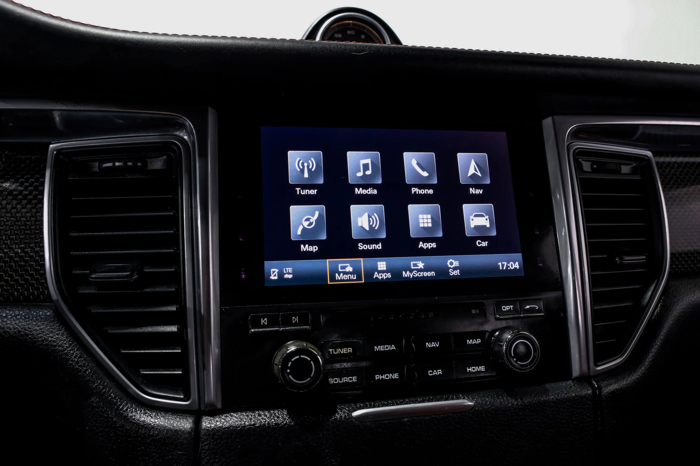 Used 2017 Porsche Macan Turbo image 30