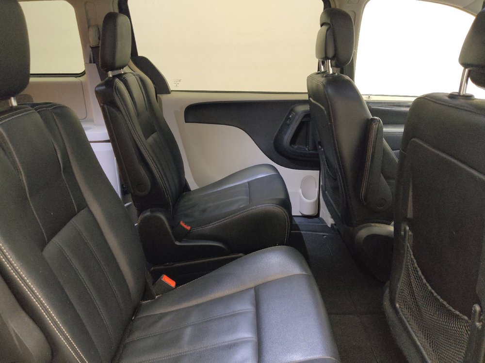 Used 2016 Chrysler Town & Country Touring FWD image 19