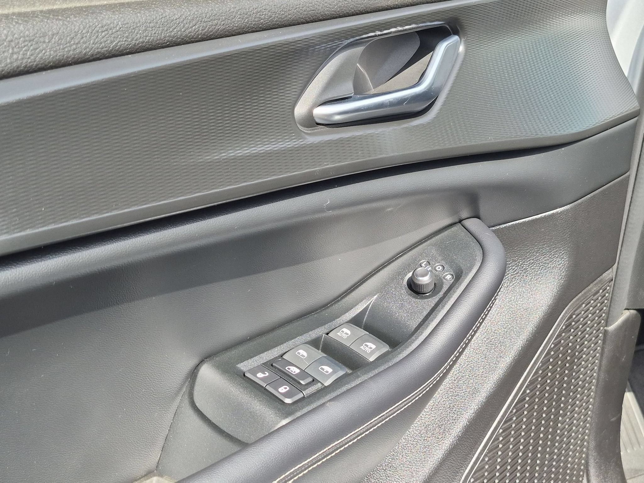 Used 2024 Jeep Grand Cherokee L Altitude RWD image 12