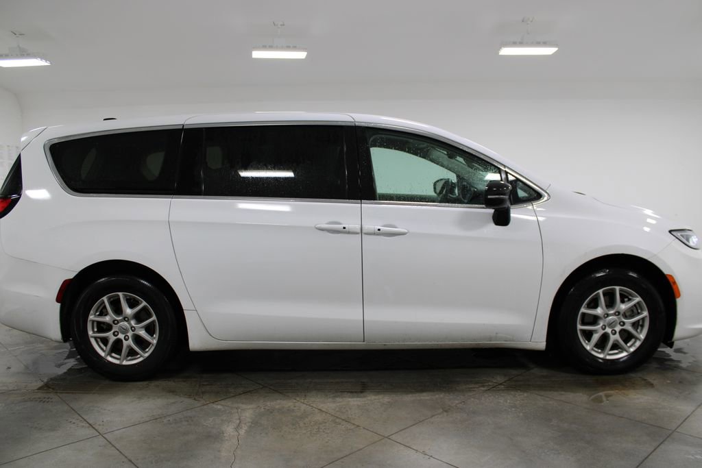 Used 2024 Chrysler Pacifica Touring-L image 11