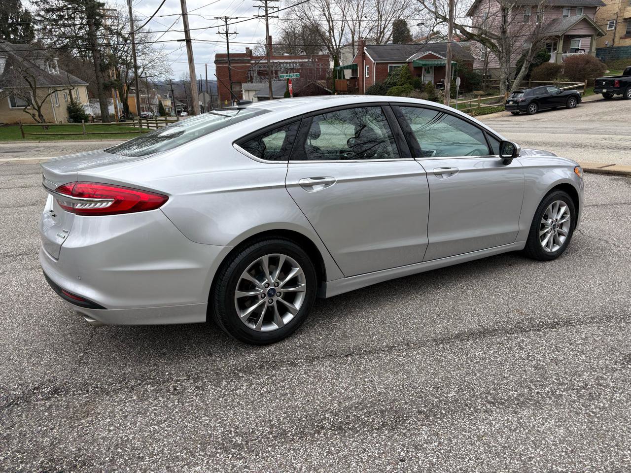 Used 2017 Ford Fusion SE w/ Fusion SE Technology Package image 9
