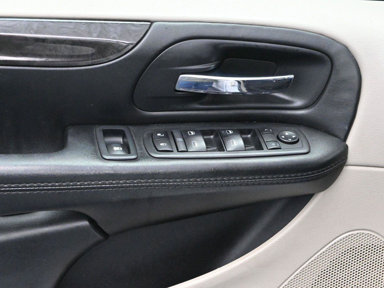 Used 2018 Dodge Grand Caravan SE w/ UConnect Hands-Free Group image 12