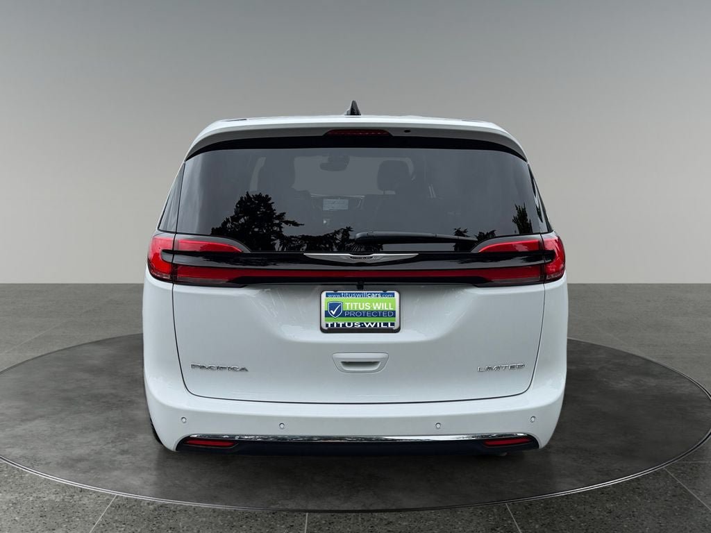 Used 2026 Chrysler Pacifica Limited FWD image 7