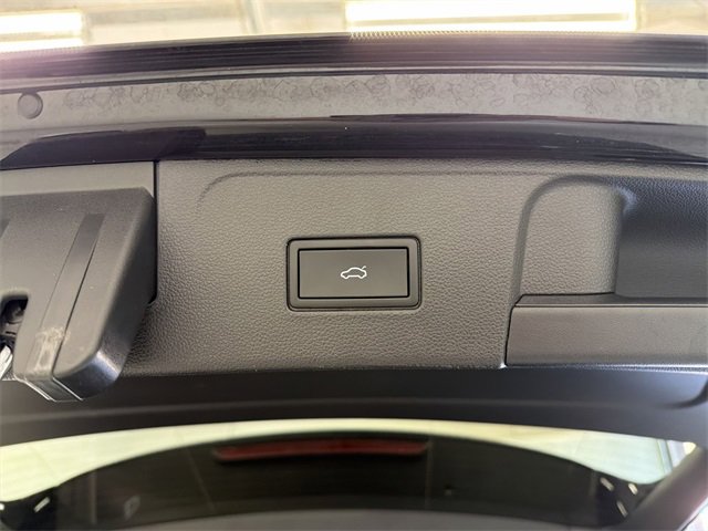 Used 2024 Volkswagen Atlas SEL Premium R-Line image 16