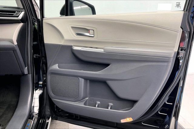 Used 2024 Toyota Sienna Limited image 27