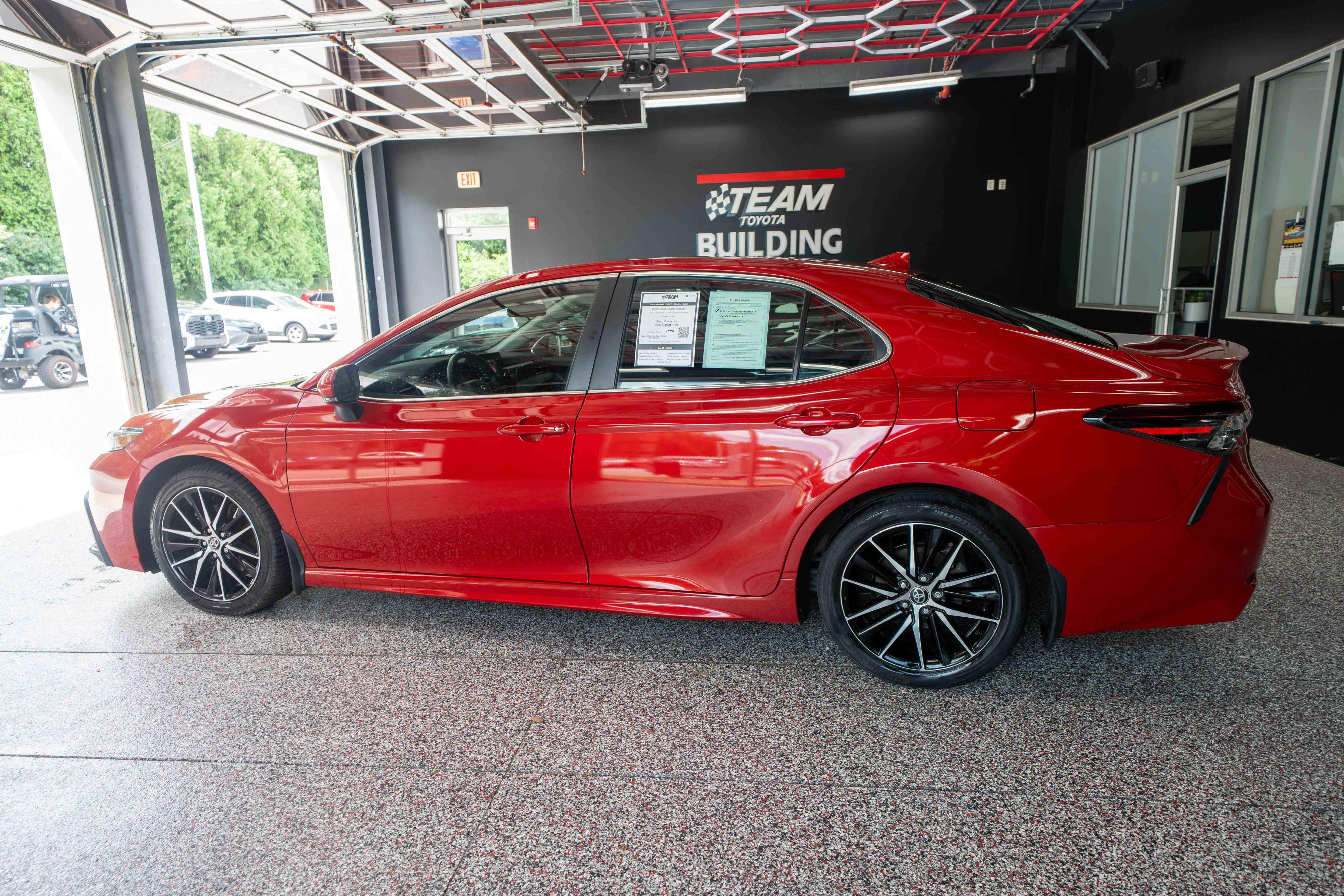 Used 2022 Toyota Camry SE w/ Cold Weather Package FWD image 2