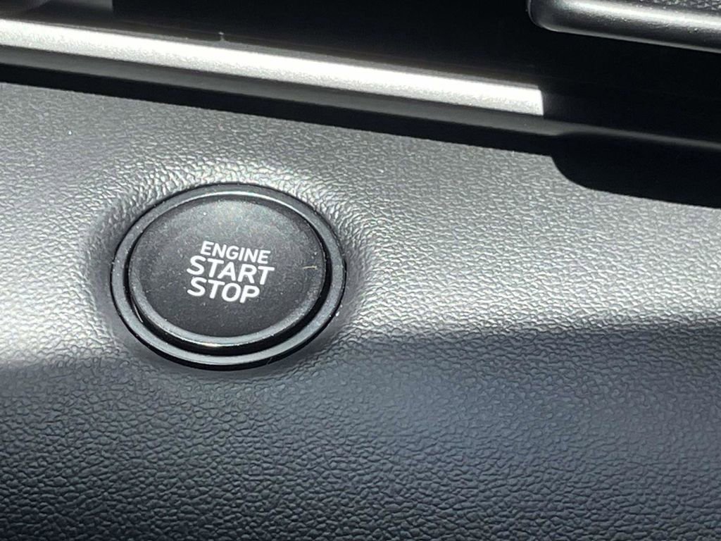 Certified 2025 Hyundai Elantra Sport image 19