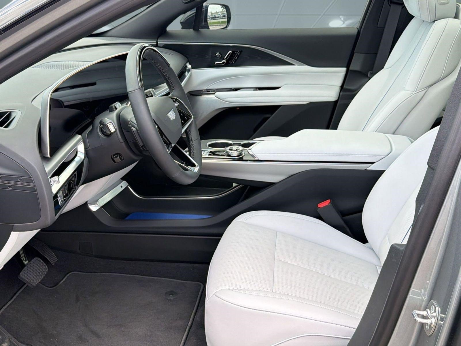 New 2025 Cadillac Lyriq Luxury RWD image 4