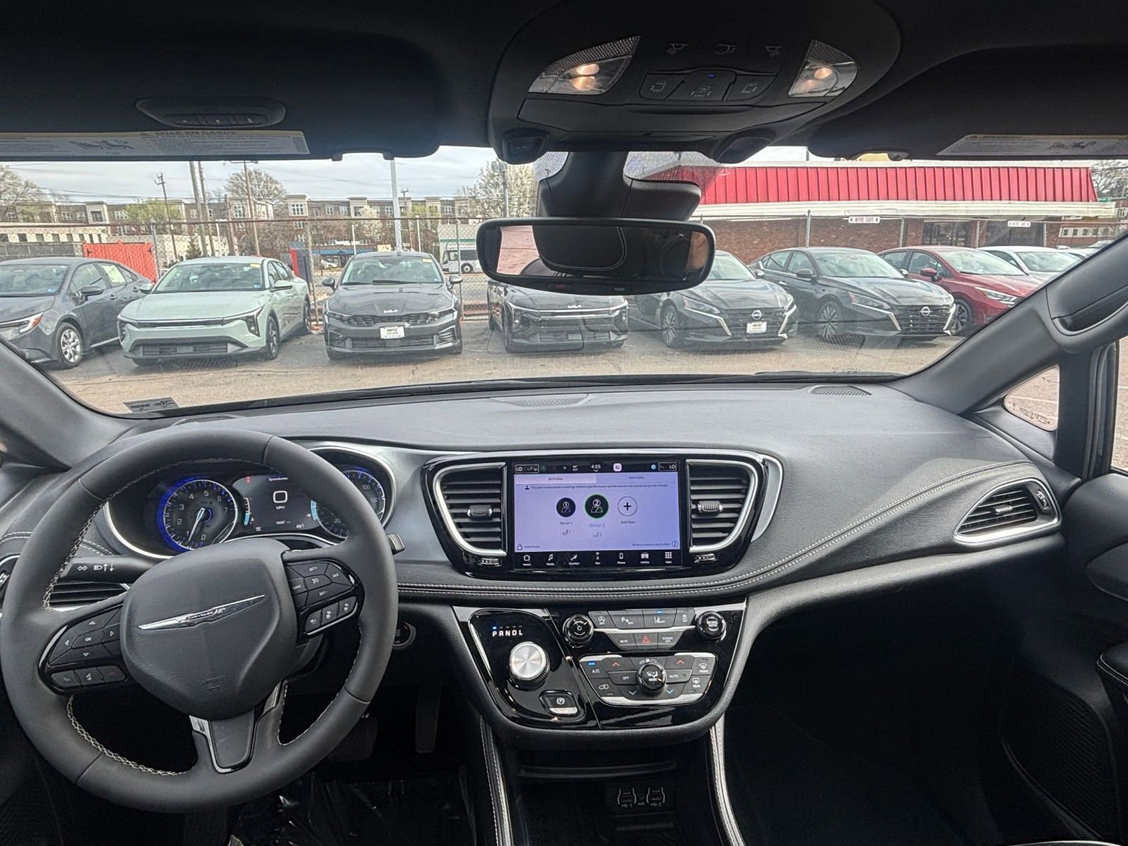 Used 2025 Chrysler Pacifica Limited image 38