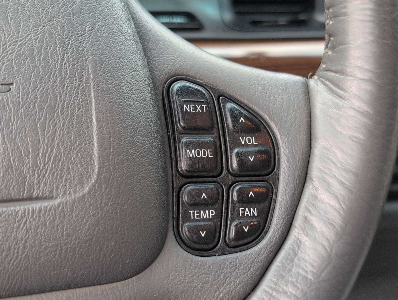 Used 2003 Ford Crown Victoria LX RWD image 24