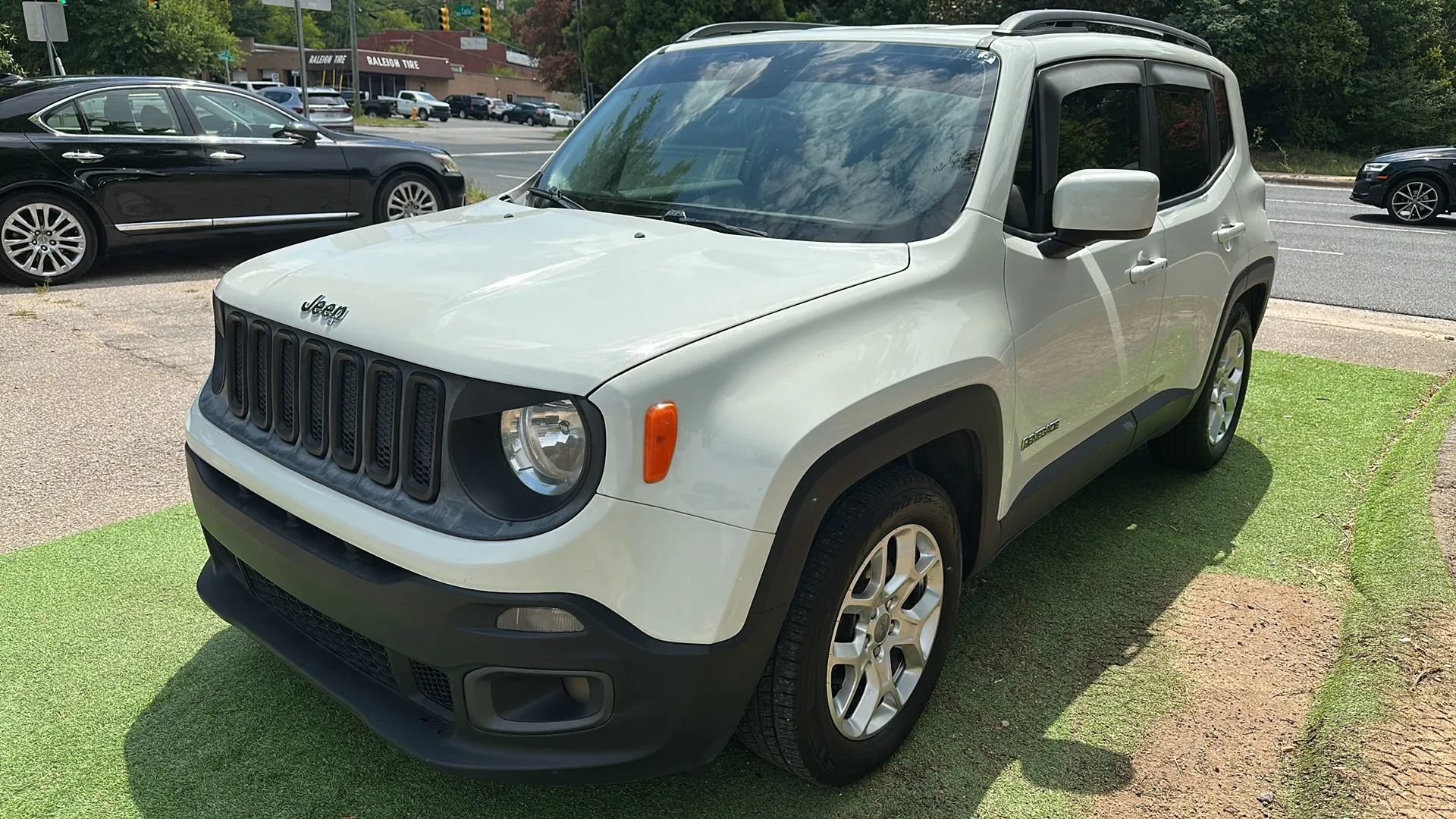 Used 2016 Jeep Renegade Latitude w/ Safety & Security Group FWD image 3