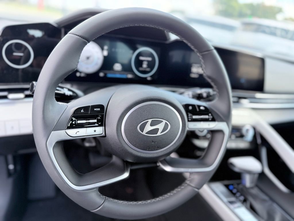New 2025 Hyundai Elantra Limited image 33