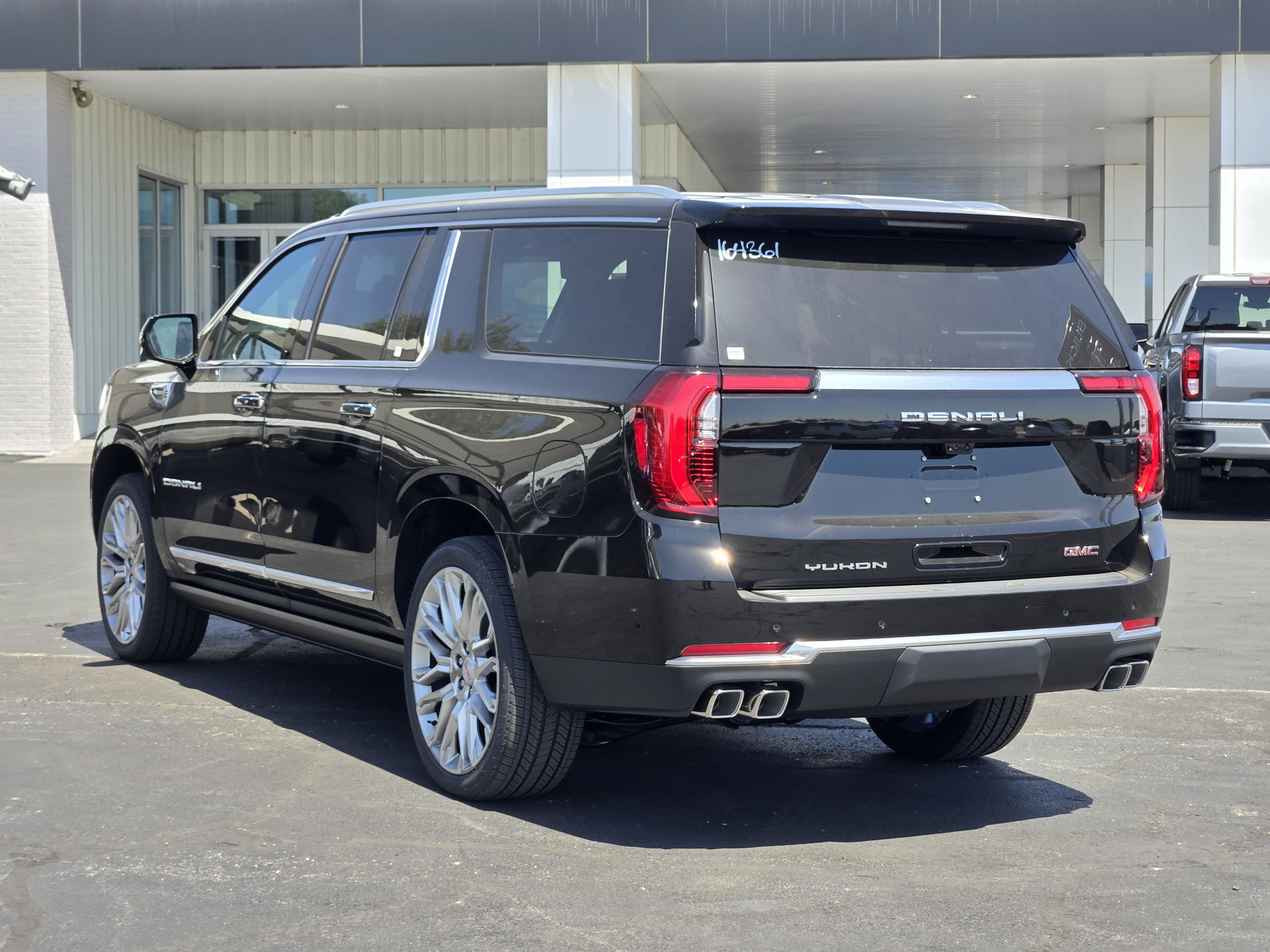 New 2026 GMC Yukon XL Denali w/ Denali Reserve Package AWD/4WD image 3