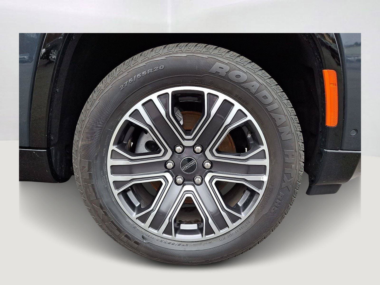 Certified 2025 Jeep Wagoneer 4WD image 9