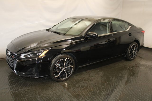 Used 2024 Nissan Altima 2.5 SR w/ SR Premium Package image 2