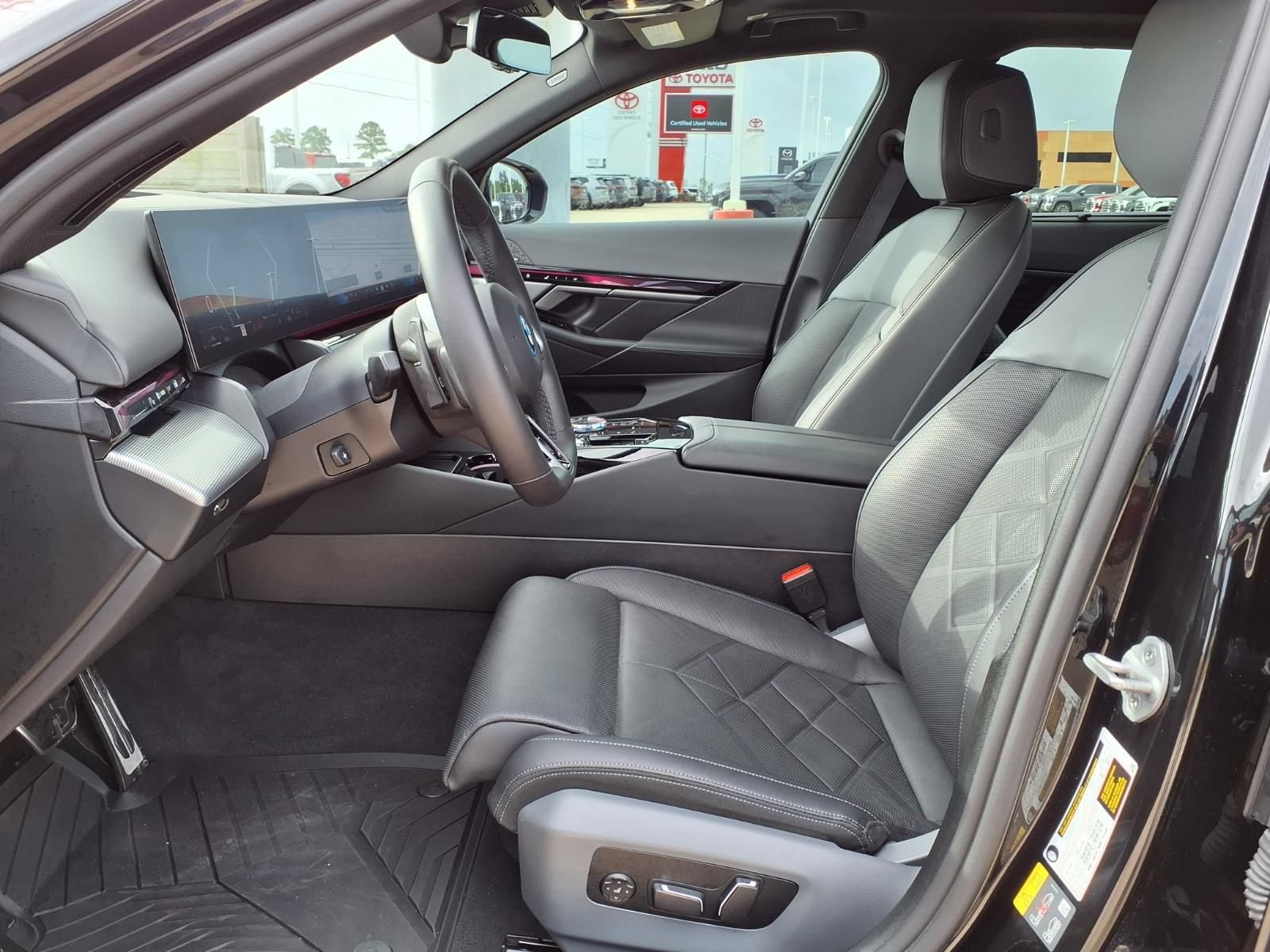 Used 2026 BMW 550e xDrive w/ Executive Package AWD/4WD image 17