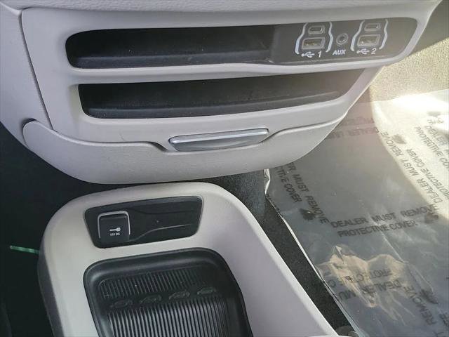 Certified 2024 Chrysler Pacifica Limited FWD image 13