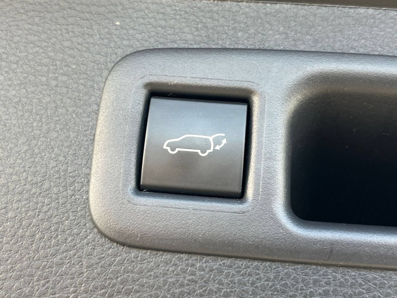 Used 2025 Toyota Highlander LE FWD image 23