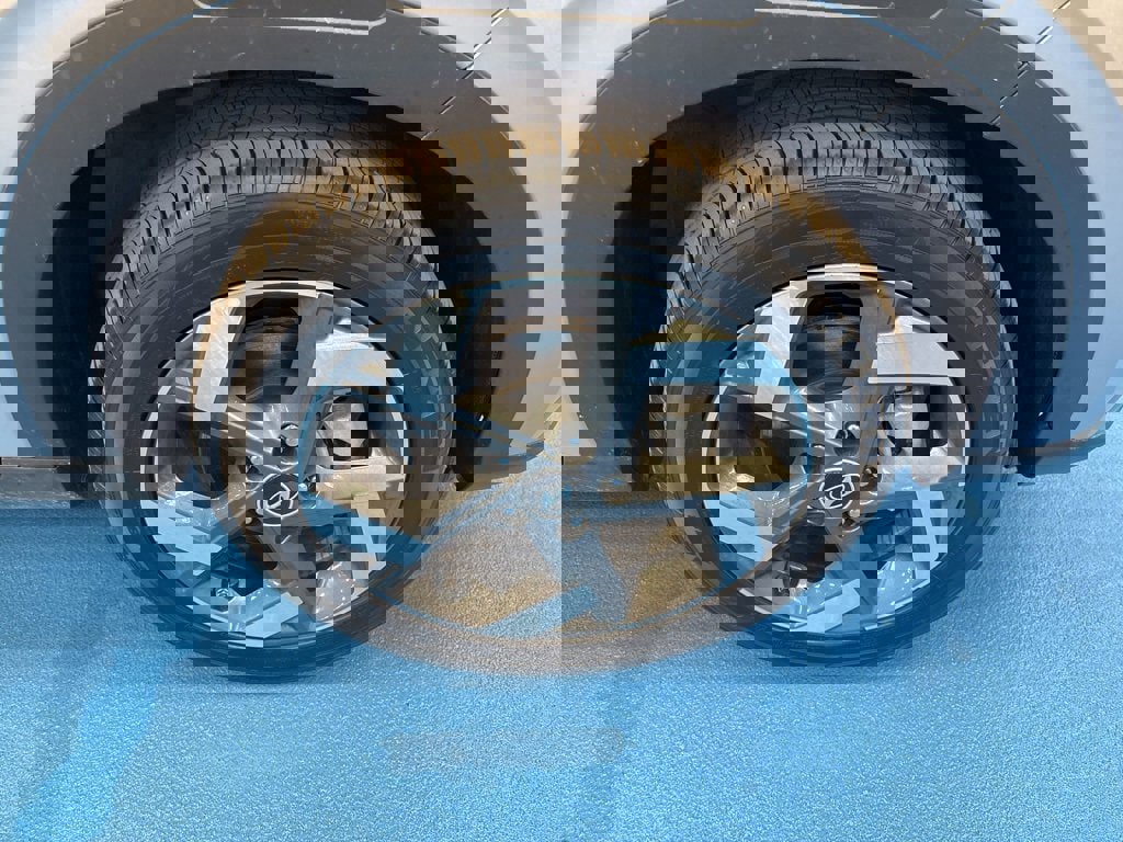 Used 2025 Hyundai Venue SEL image 3