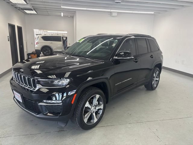 Used 2023 Jeep Grand Cherokee Limited w/ Trailer Tow Prep Group (B) AWD/4WD image 3