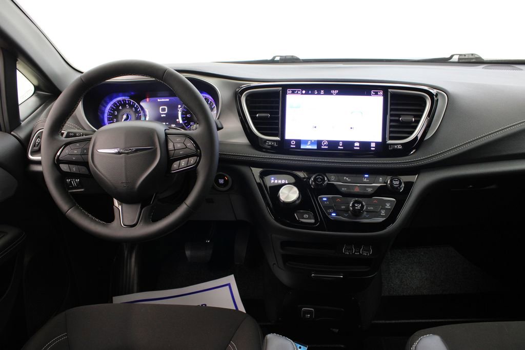 Used 2024 Chrysler Pacifica Touring image 9