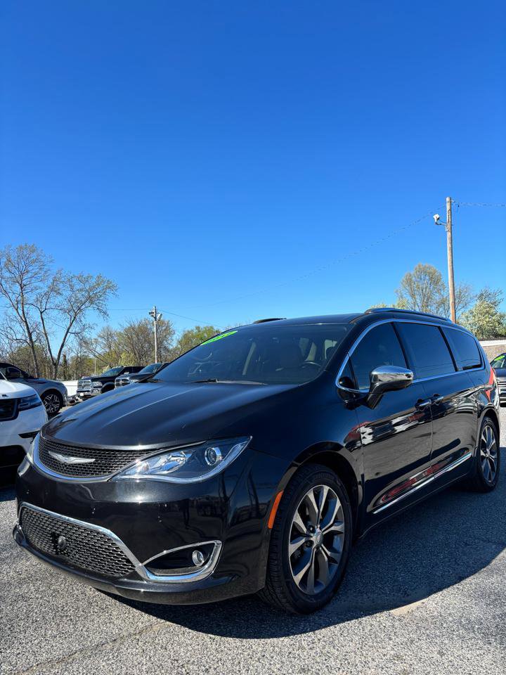 Used 2017 Chrysler Pacifica Limited w/ UConnect Theater Package FWD image 3