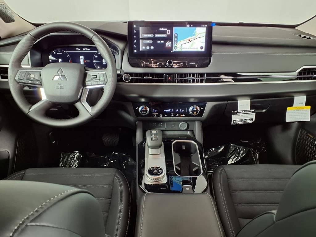 Used 2025 Mitsubishi Outlander SE image 12