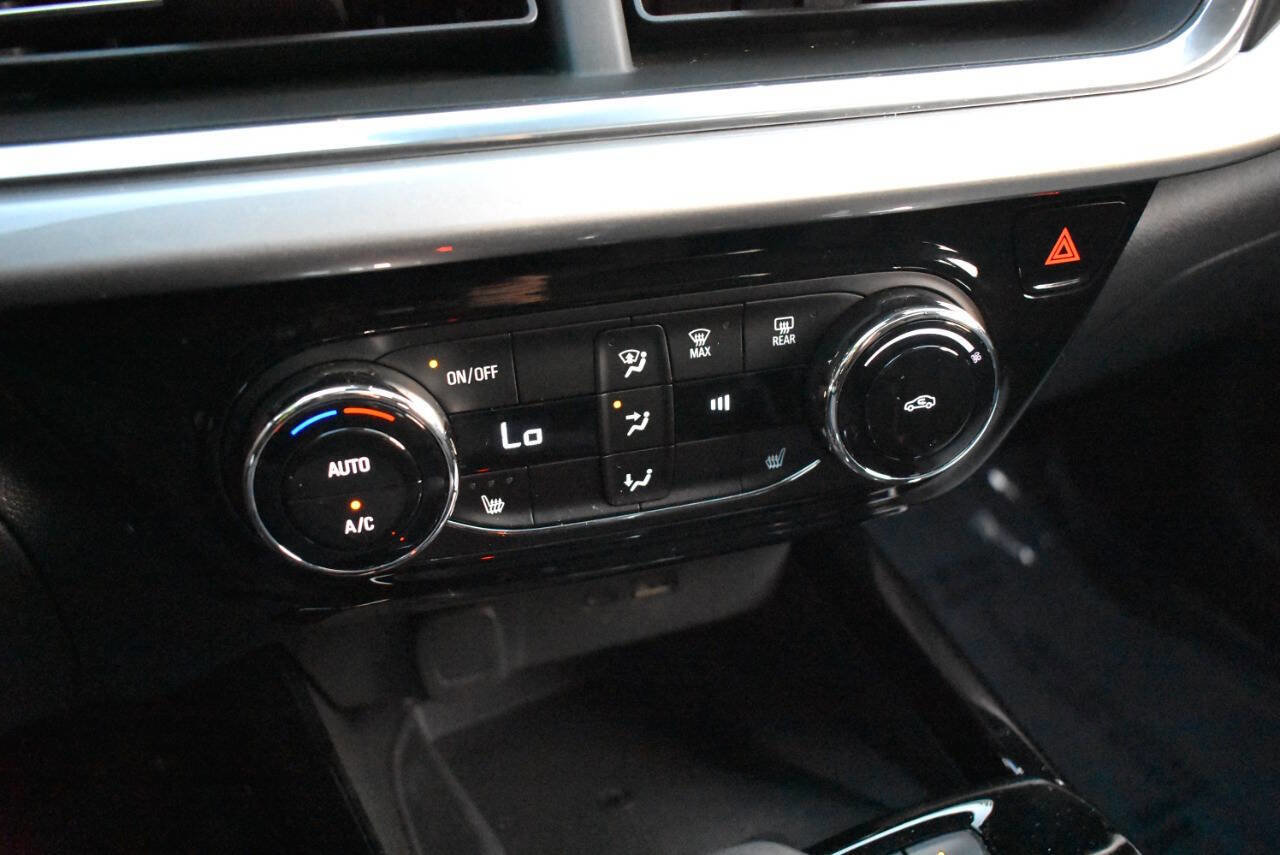 Used 2024 Chevrolet Trax LT w/ Sunroof Package FWD image 32