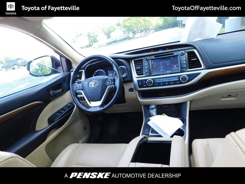 Used 2019 Toyota Highlander Limited Platinum FWD image 3