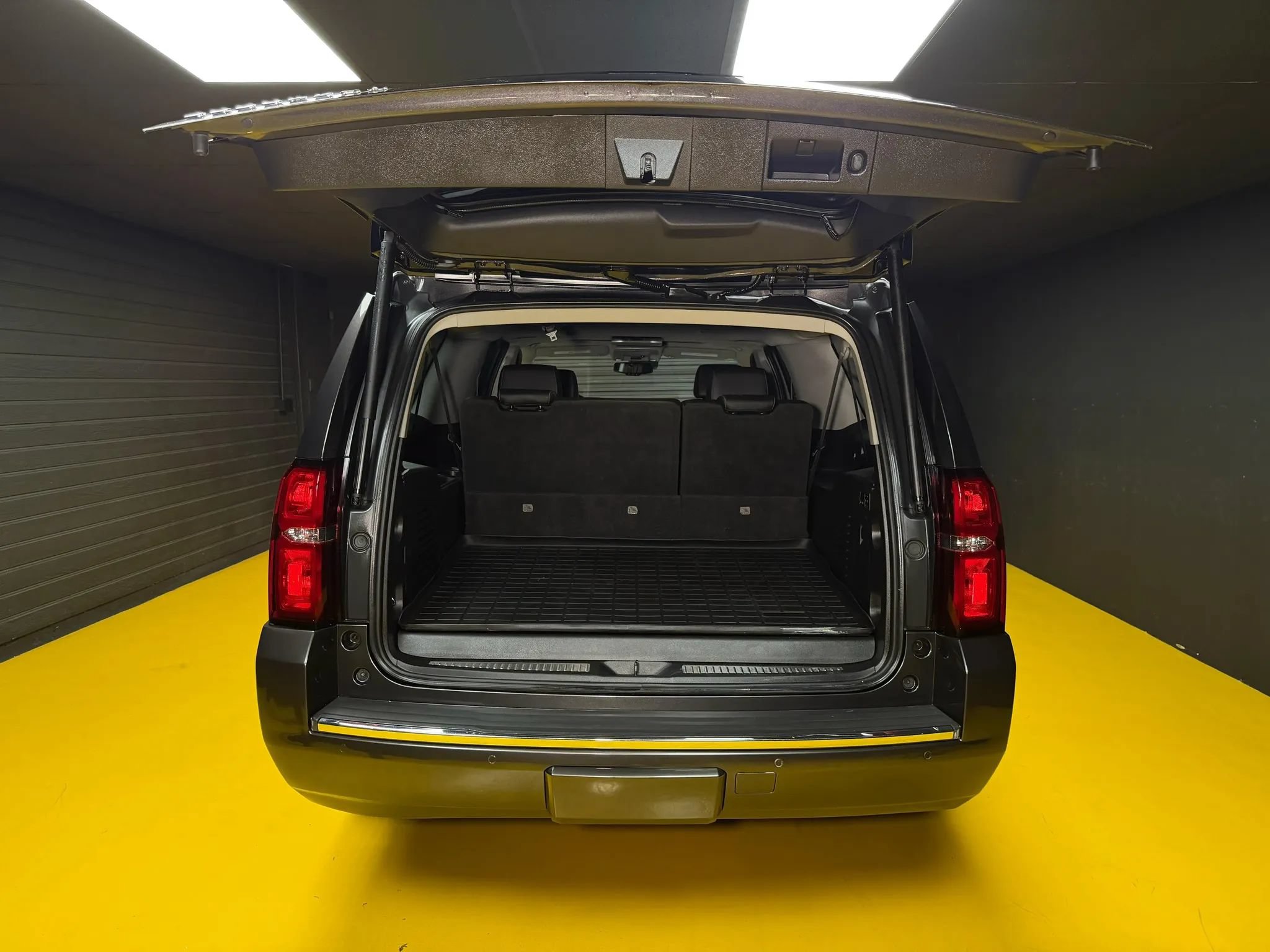 Used 2016 Chevrolet Suburban LTZ RWD image 21