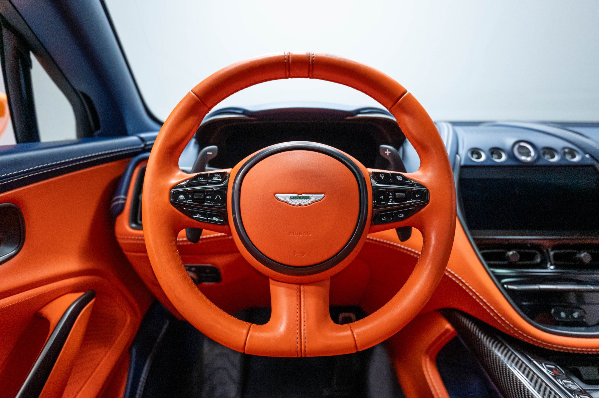 Used 2021 Aston Martin DBX AWD/4WD image 33