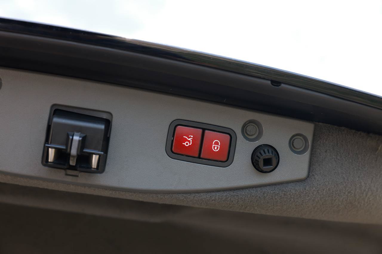 Used 2009 Mercedes-Benz SL 550 w/ Premium I Pkg image 24