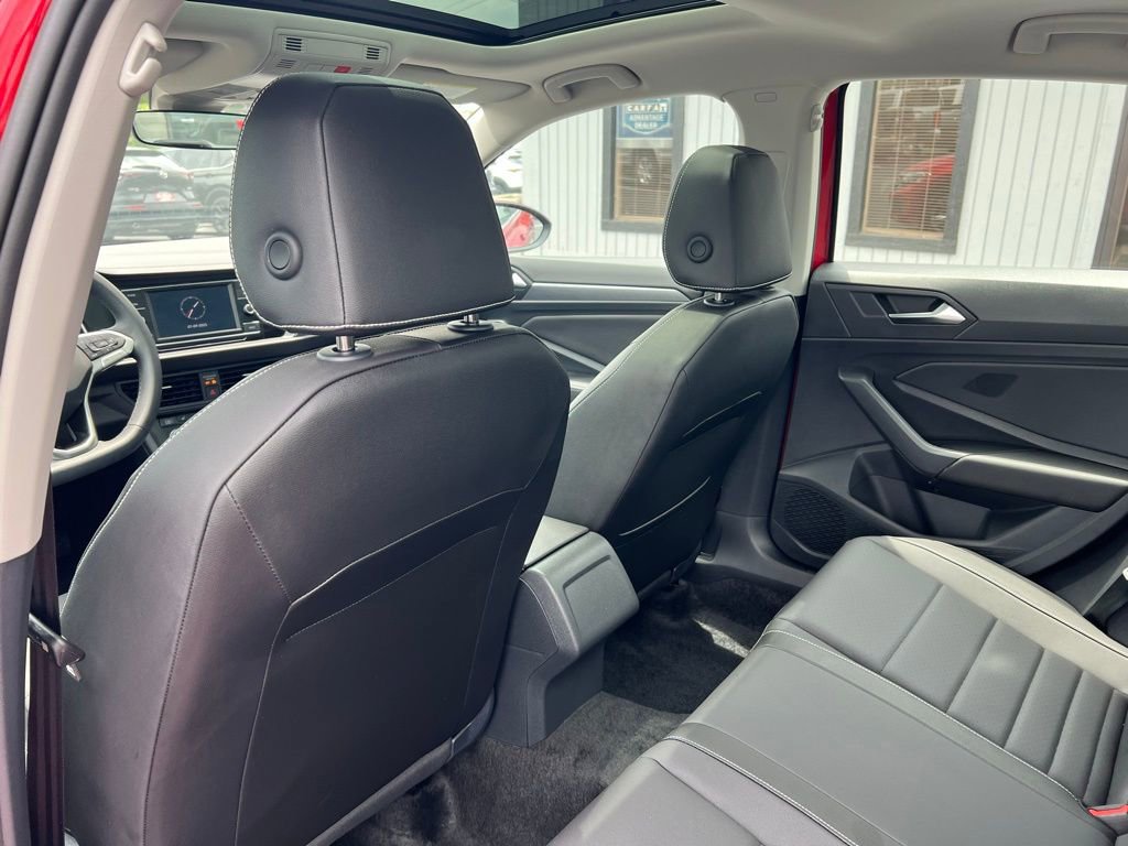 Used 2024 Volkswagen Jetta SE w/ Panoramic Sunroof Package image 18