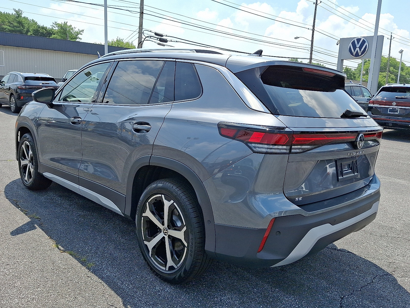 New 2025 Volkswagen Tiguan SE image 4