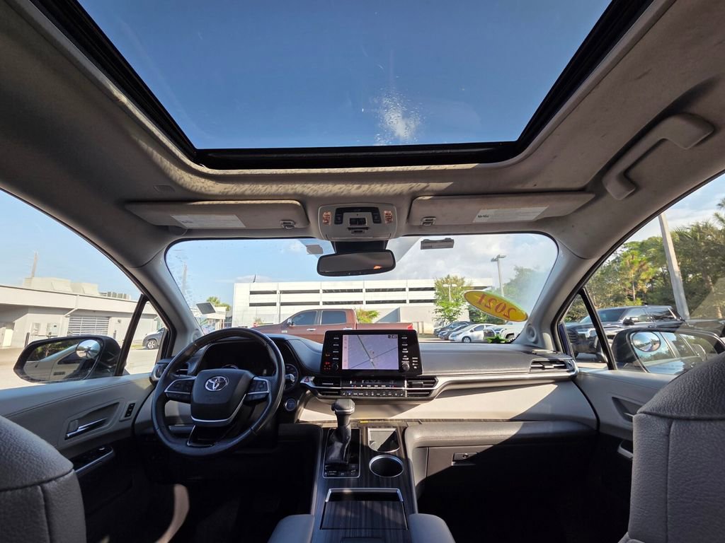 Used 2021 Toyota Sienna Limited image 4