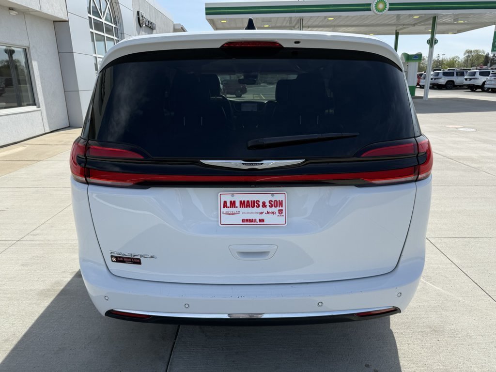 Used 2024 Chrysler Pacifica Touring-L FWD image 7