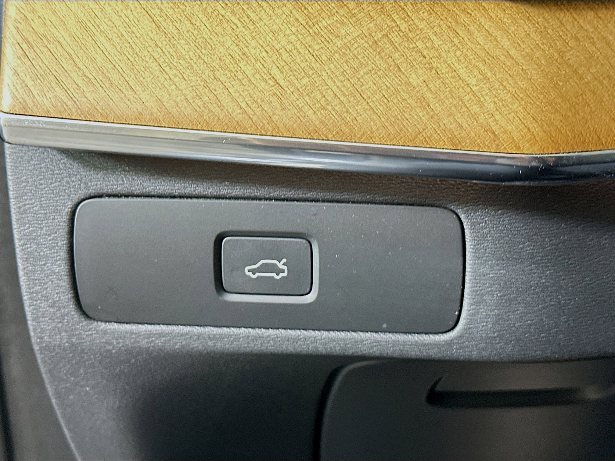 Used 2023 Volvo XC90 B6 Plus w/ Protection Package Premier image 16