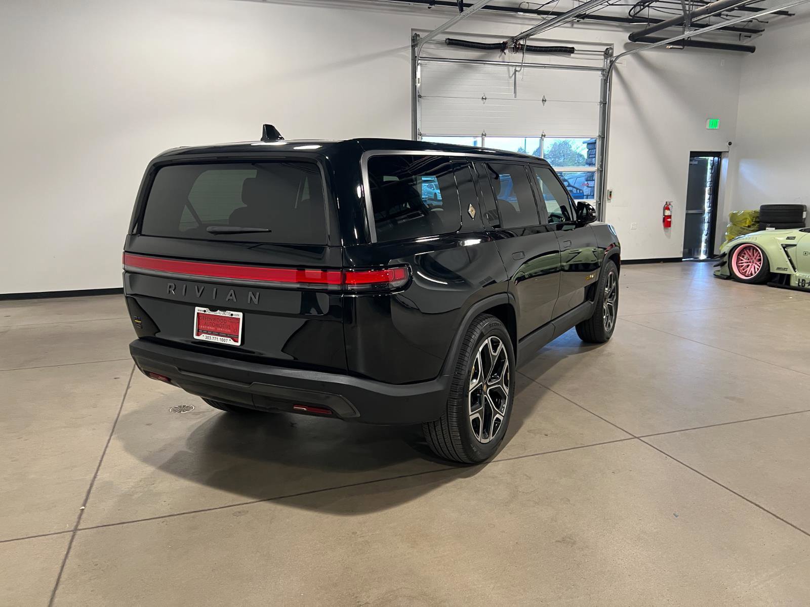 Used 2025 Rivian R1S Premium image 3