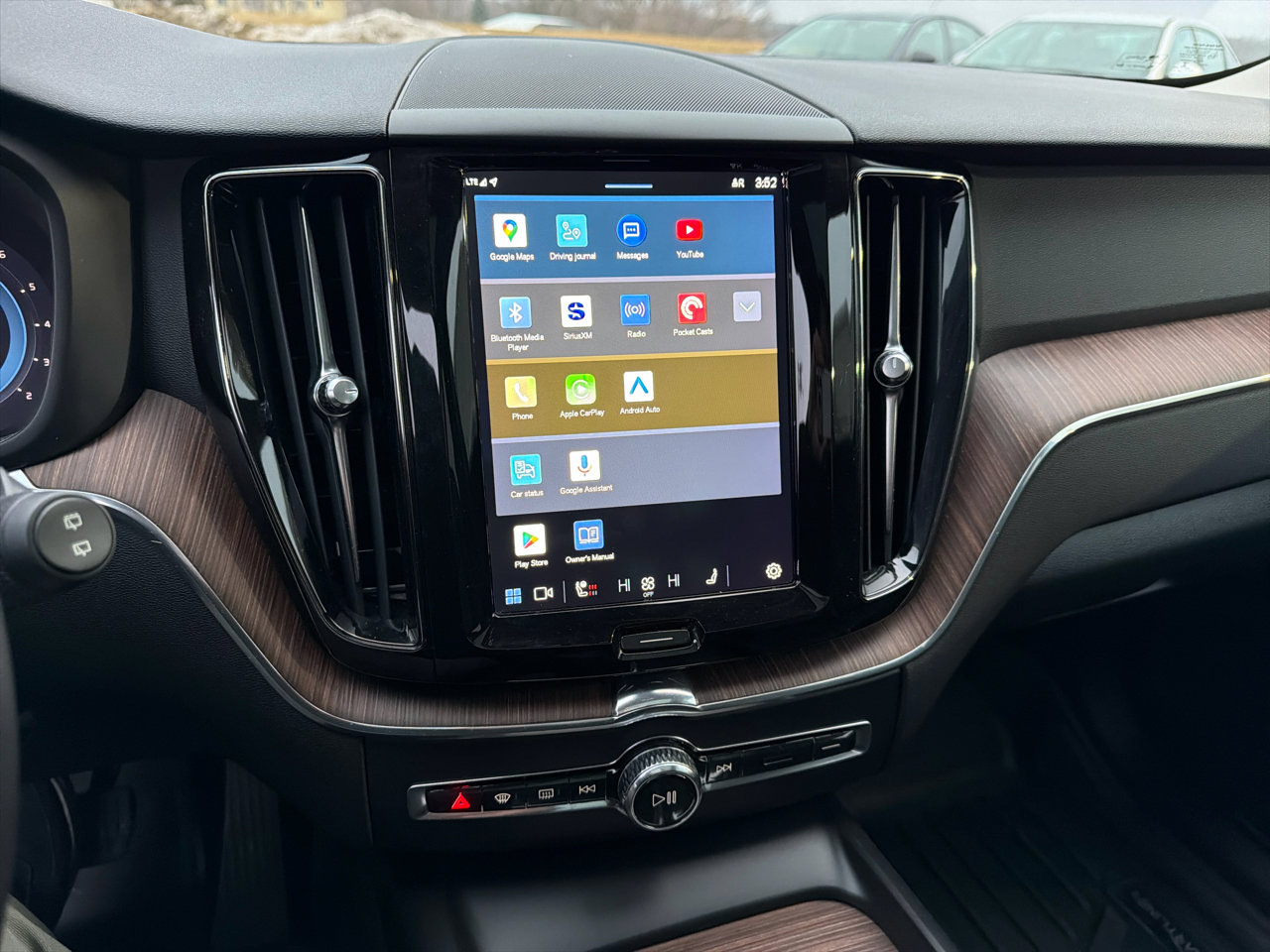 Used 2022 Volvo XC60 B5 Momentum w/ Climate Package image 24