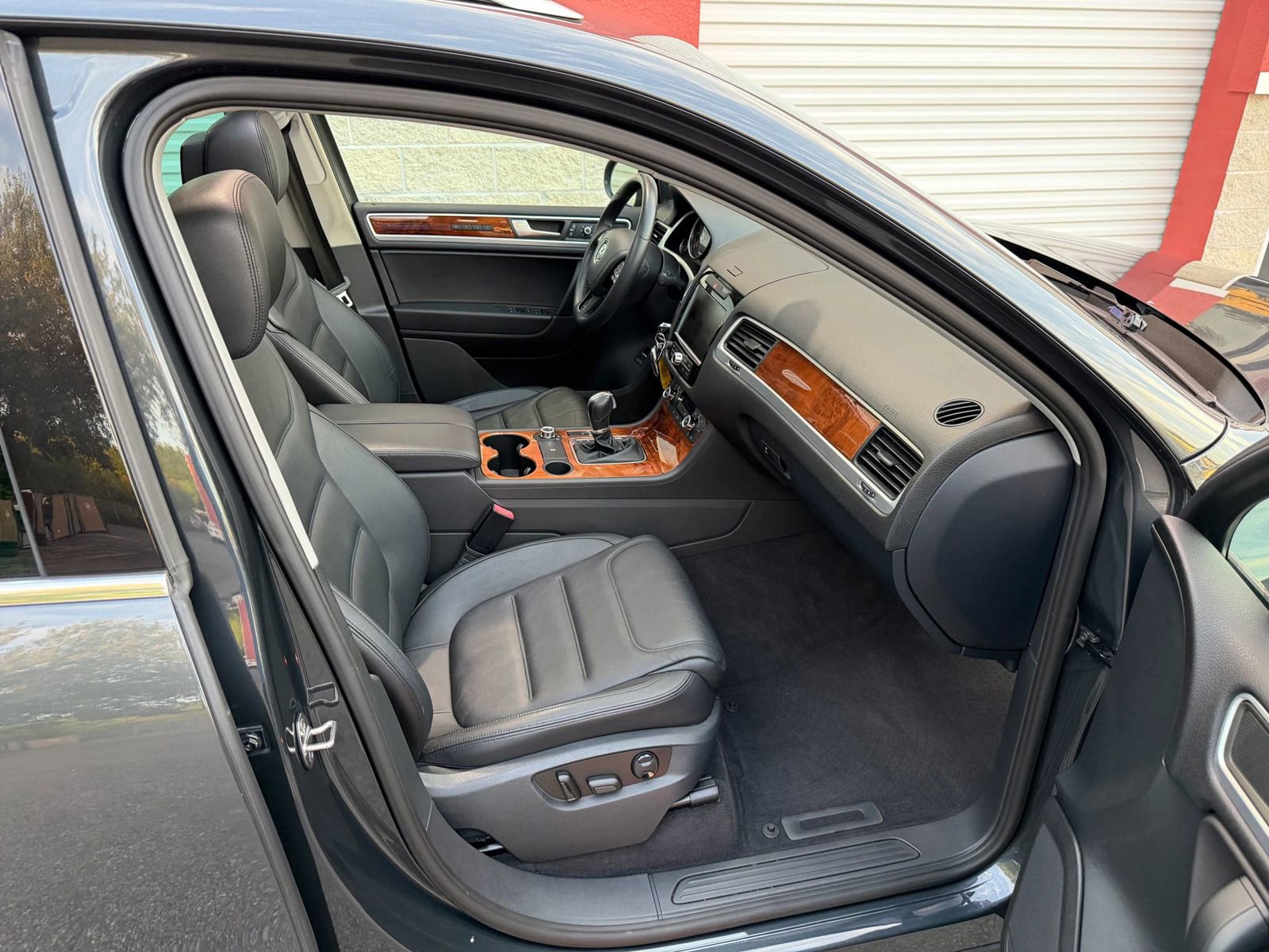 Used 2012 Volkswagen Touareg Sport AWD/4WD image 94