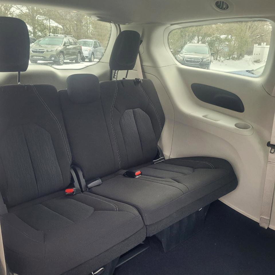 Used 2022 Chrysler Voyager LX image 29
