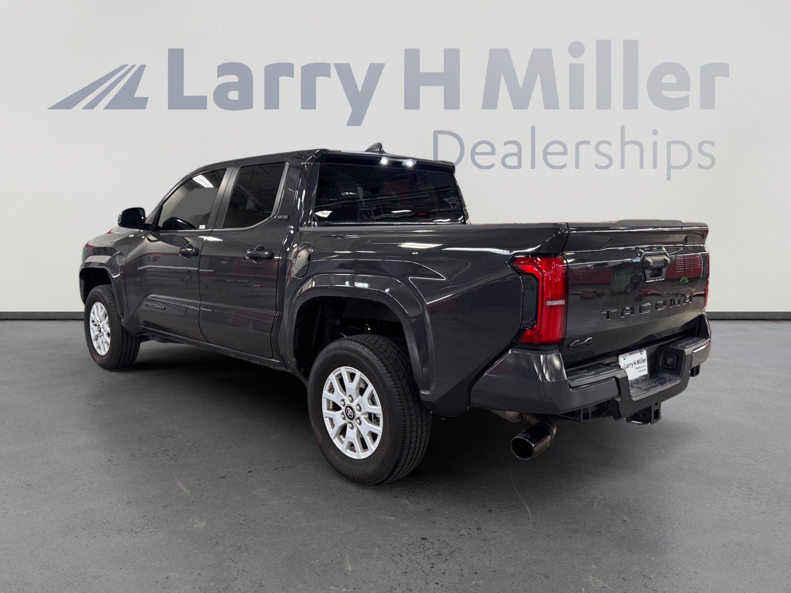 Certified 2025 Toyota Tacoma SR5 AWD/4WD image 3