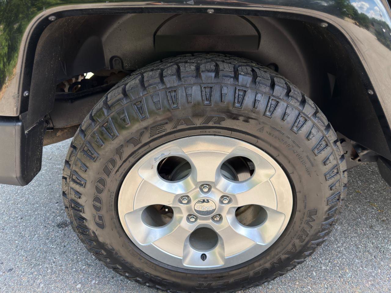 Used 2015 Jeep Wrangler Unlimited Sahara w/ Dual Top Group AWD/4WD image 47