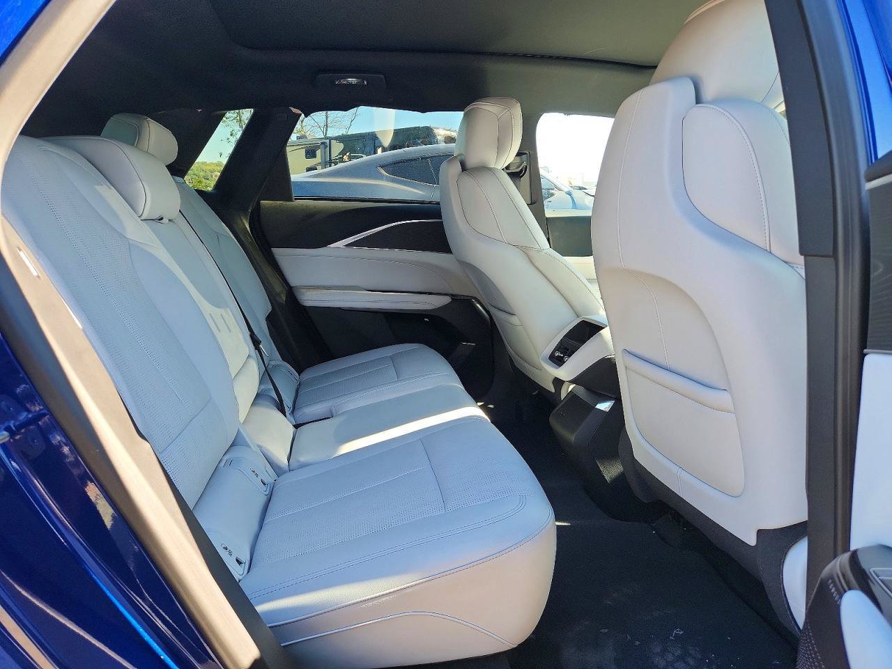 Used 2024 Cadillac Lyriq Luxury AWD/4WD image 9