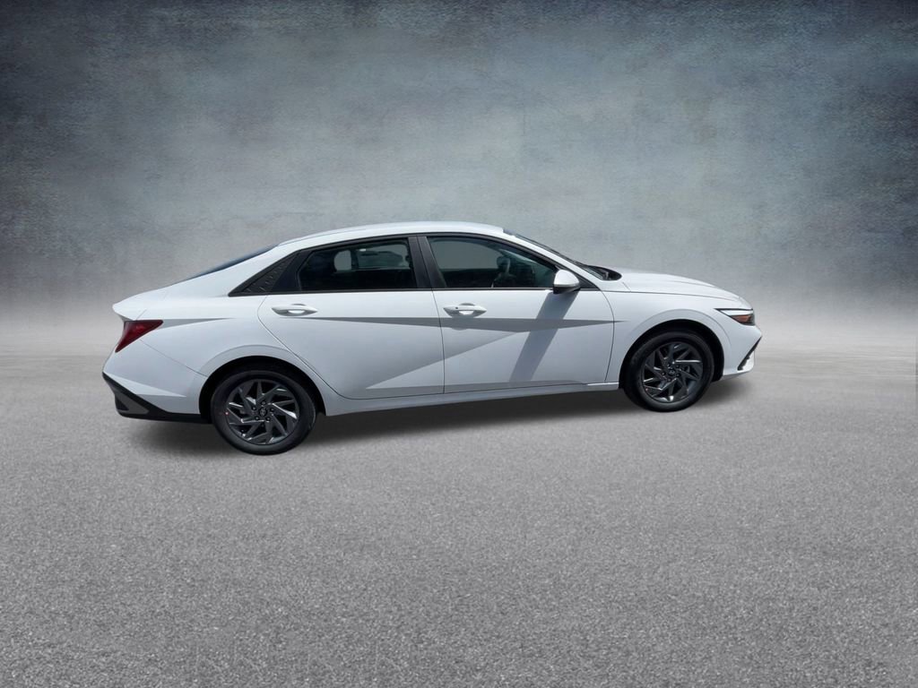 Used 2025 Hyundai Elantra Blue image 26