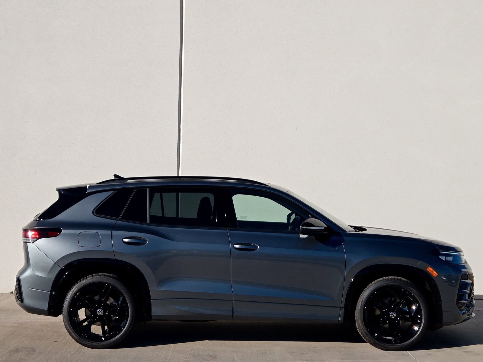 New 2026 Volkswagen Tiguan SE R-Line image 3